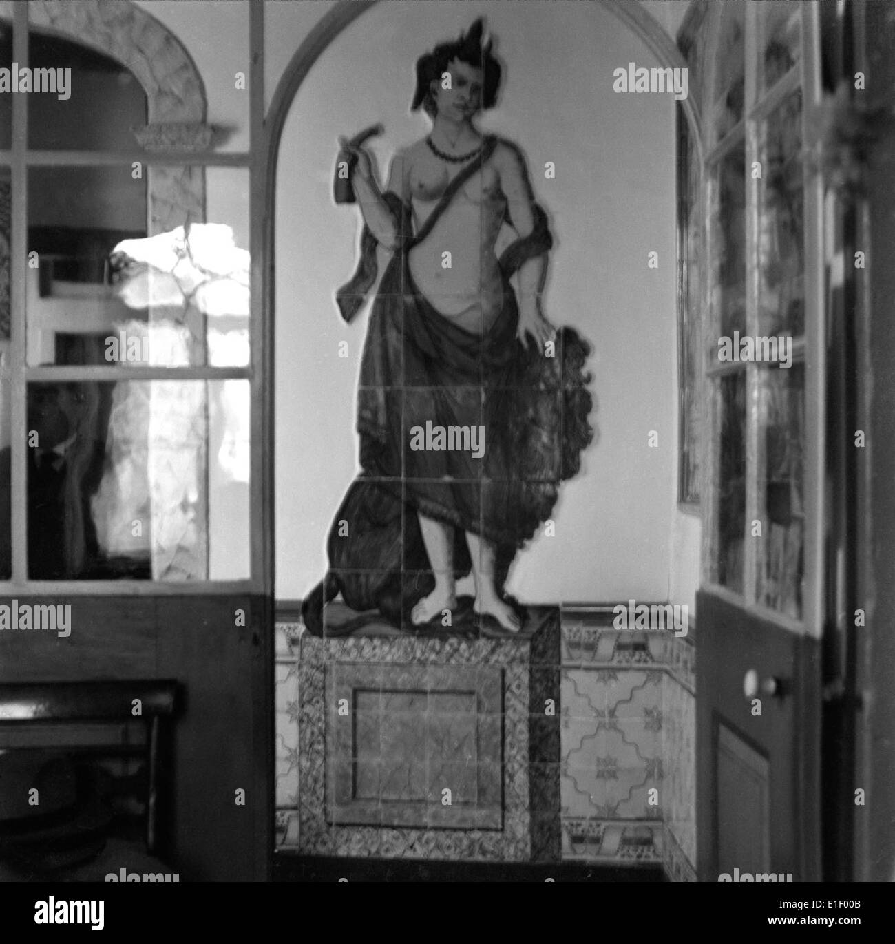 Questa casa privata a Cascais presenta azulejos di João Miguel dos Santos Simões, una miscela di arte ceramica tradizionale e architettura moderna. Foto Stock