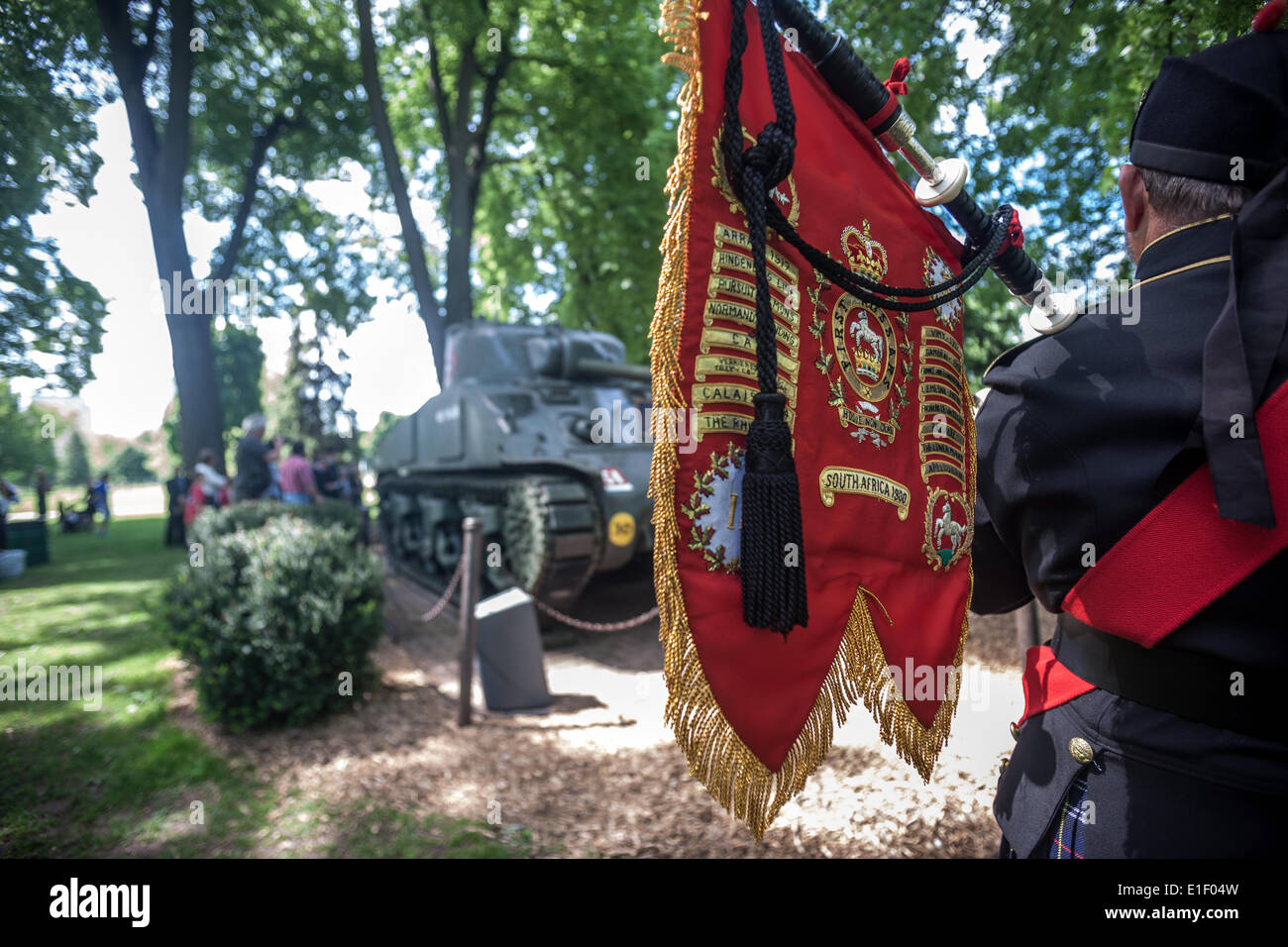 London, Ontario, Canada. Il 1 giugno 2014. Attivo e Veterano membri dell'esercito canadese il 1° ussari sfilano per Londra, Ontario Canada il 1 giugno 2014 a commerate il settantesimo anniversario del D-Day. Il 1° ussari sbarcati sulla spiaggia di Juno in Normandia Francia come parte del funzionamento di sovraccarico. Ogni anno la ancora attivo unità militare marche al Victoria Park dove un carro Sherman denominata "Holly rullo' è sul display. Il serbatoio originariamente da Londra era parte del D-Day di atterraggio e finalmente è stato restituito alla sua casa. Credito: Mark Spowart/Alamy Live News Foto Stock