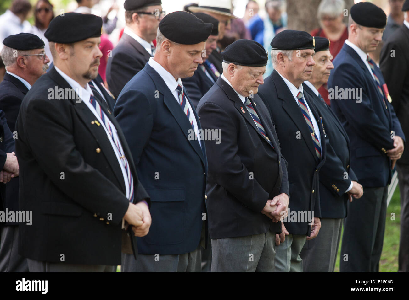 London, Ontario, Canada. Il 1 giugno 2014. Attivo e Veterano membri dell'esercito canadese il 1° ussari sfilano per Londra, Ontario Canada il 1 giugno 2014 a commerate il settantesimo anniversario del D-Day. Il 1° ussari sbarcati sulla spiaggia di Juno in Normandia Francia come parte del funzionamento di sovraccarico. Ogni anno la ancora attivo unità militare marche al Victoria Park dove un carro Sherman denominata "Holly rullo' è sul display. Il serbatoio originariamente da Londra era parte del D-Day di atterraggio e finalmente è stato restituito alla sua casa. Credito: Mark Spowart/Alamy Live News Foto Stock