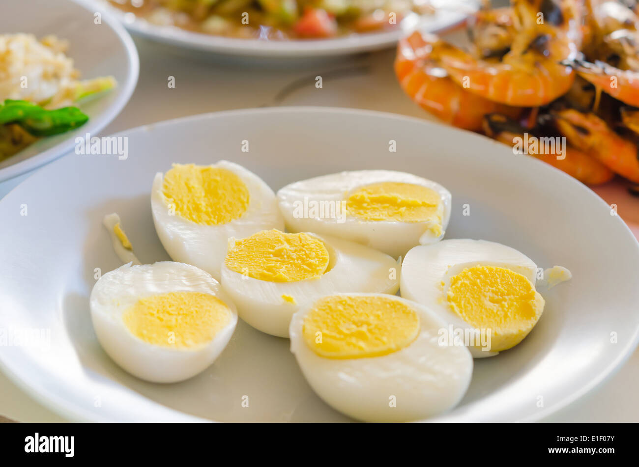 Close up fetta di uova sode sul piatto Foto Stock
