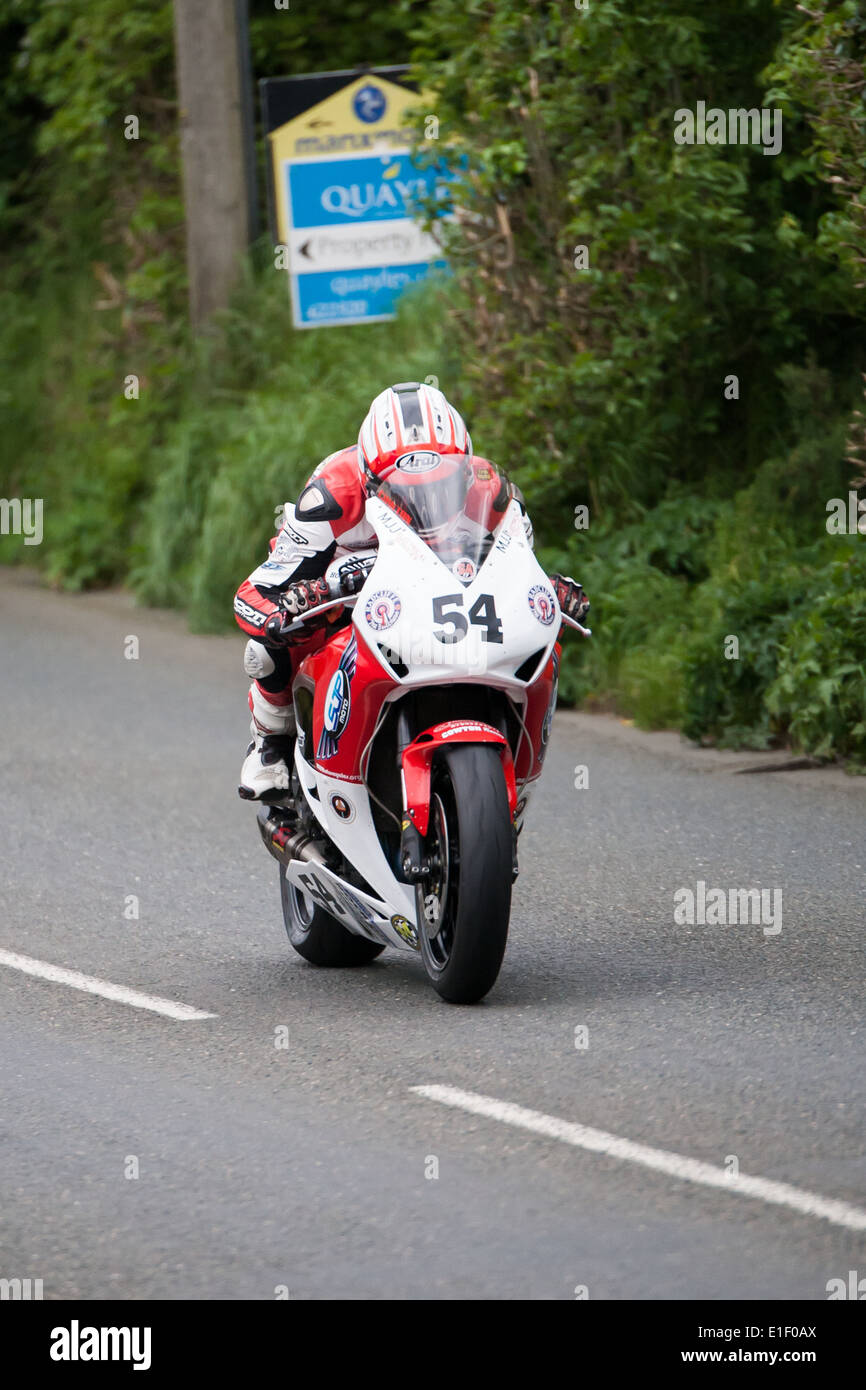 James Cowton accelera la sua Parkin Honda fino Crosby Hill Mercoledì durante la sessione di pratica nel 2014 IOM TT pratica settimana Foto Stock