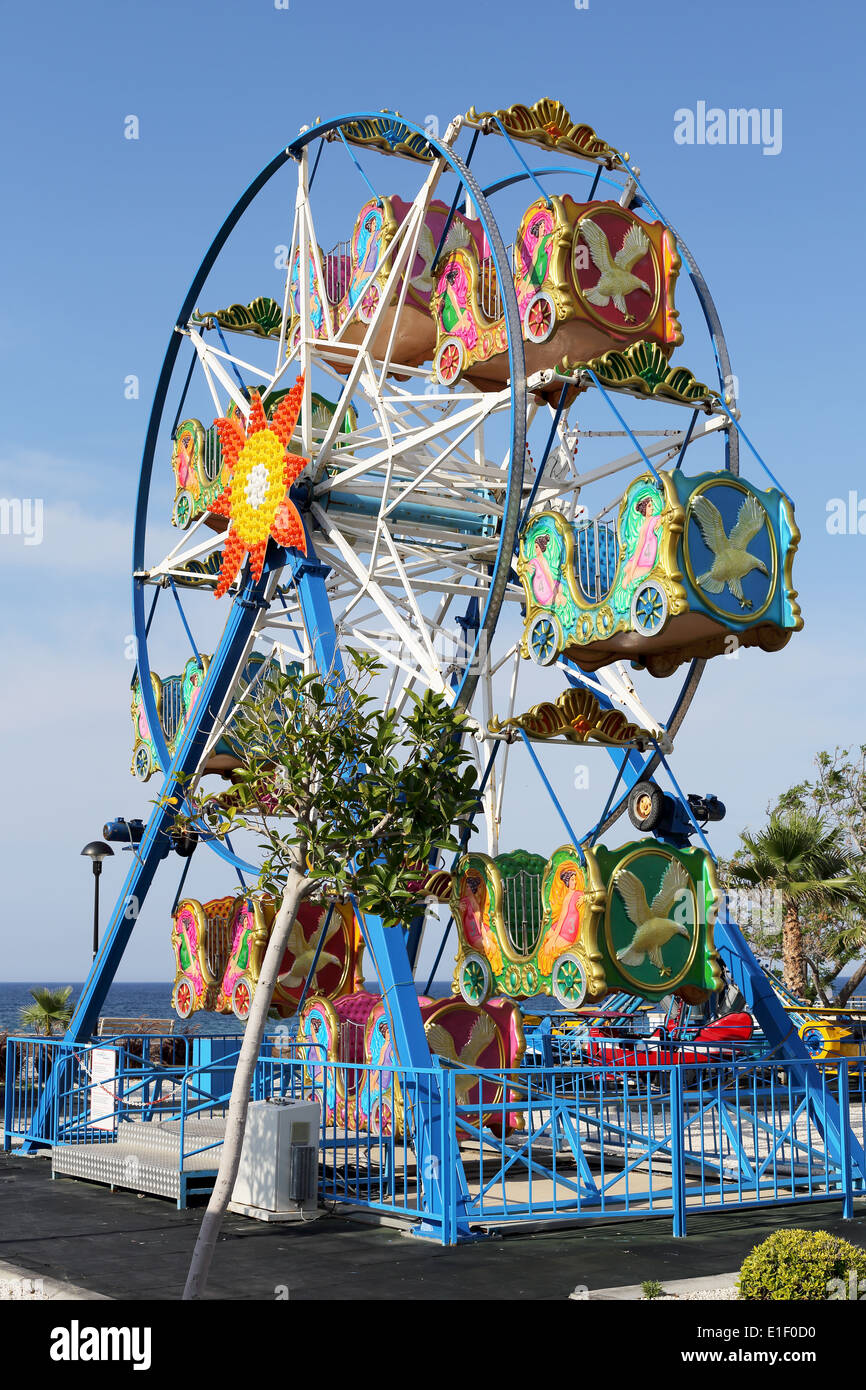 Ruota panoramica nel parco di divertimenti Foto Stock