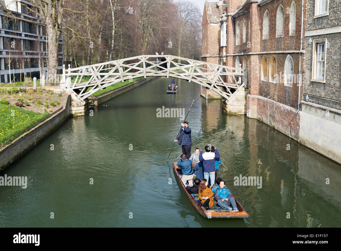 Regno Unito, Cambridge, punting sotto la matematica ponte sopra il fiume Cam, progettato da William Etheridge, costruito nel 1749. Foto Stock
