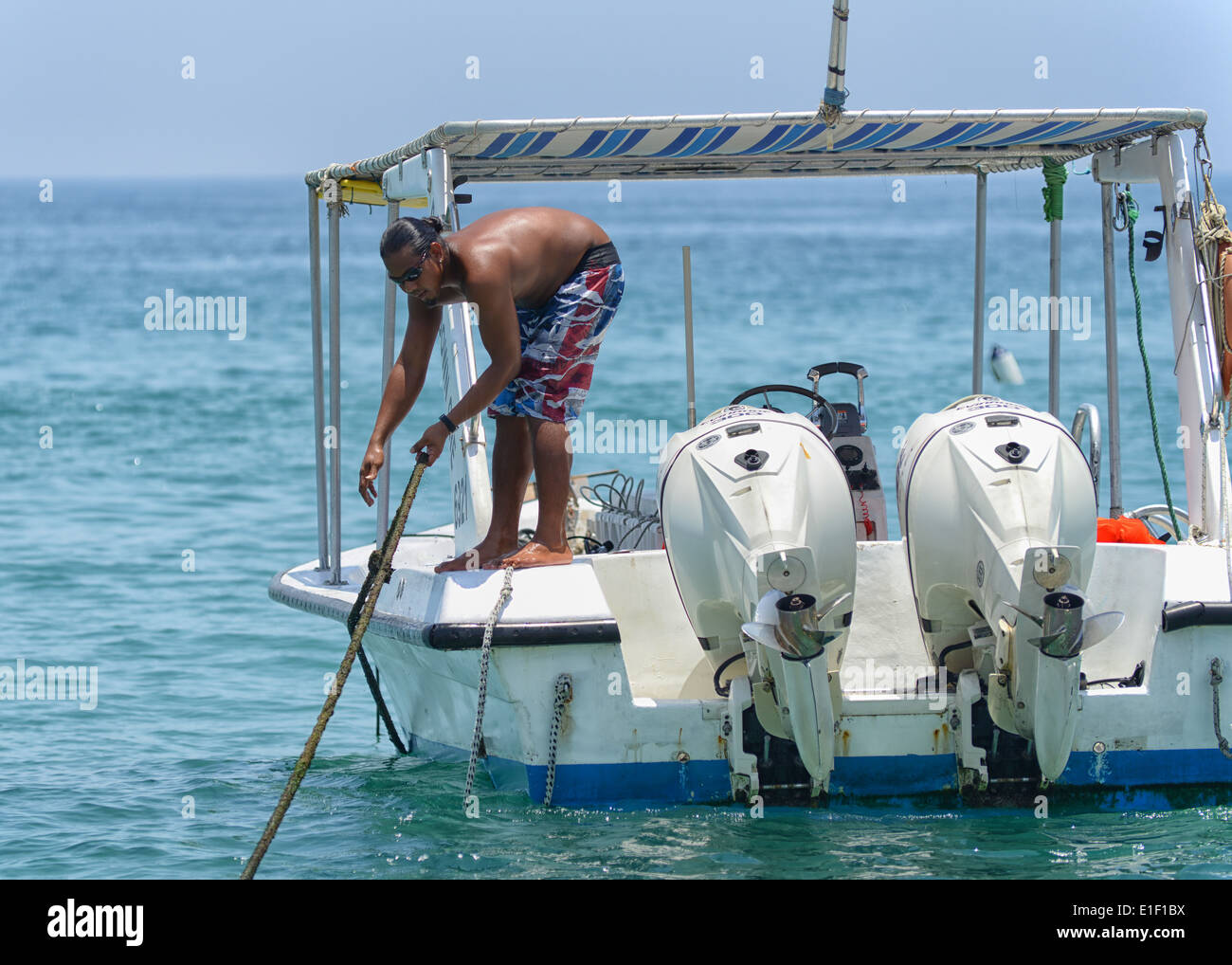 Skipper barca a Divers giù in Fujairah Dive Center, EMIRATI ARABI UNITI Foto Stock