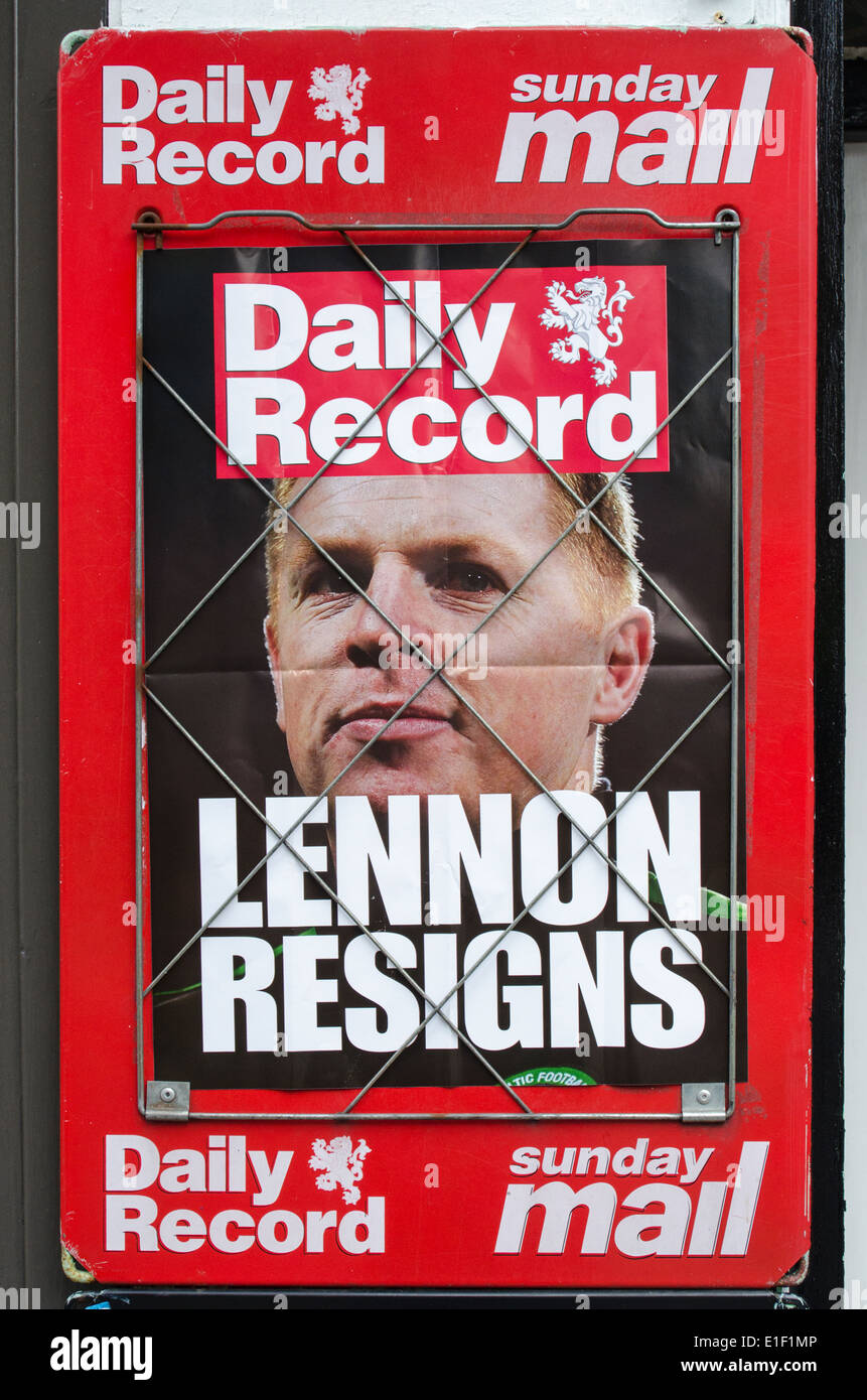 Scottish Daily Record giornale billboard annunciando le dimissioni del Celtic football manager, Neil Lennon. Foto Stock Scottish Daily Record giornale billboard annunciando le dimissioni del Celtic football manager, Neil Lennon. Foto Stock