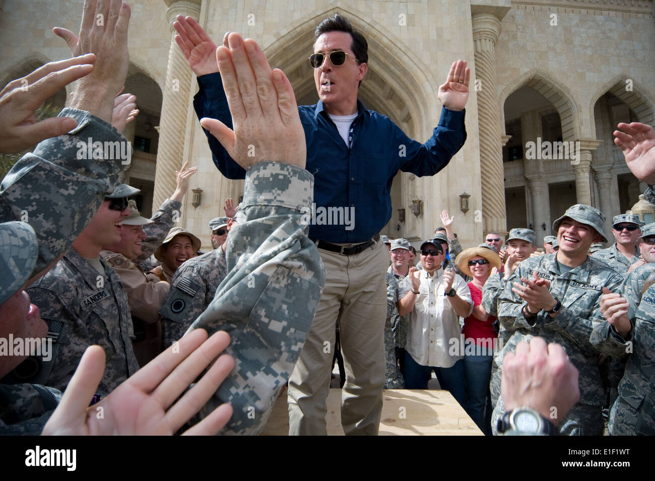 Star televisiva Stephen Colbert alta cinque soldati prima della trasmissione il suo 'Operazione Iraqi Stephen: andare il comando " tour. Dal Al Faw Palace 5 giugno 2009 a Baghdad in Iraq. Foto Stock