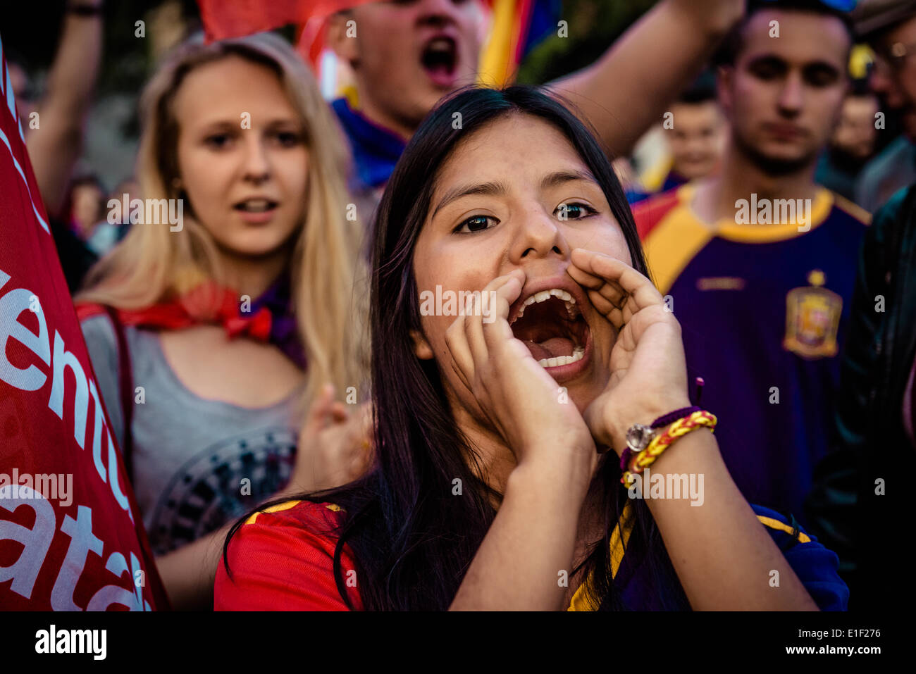 Barcellona, Spagna. 2 Giugno 2014. Un protestor repubblicano grida slogan contro la monarchia spagnola a Barcellona Credito: matthi/Alamy Live News Foto Stock