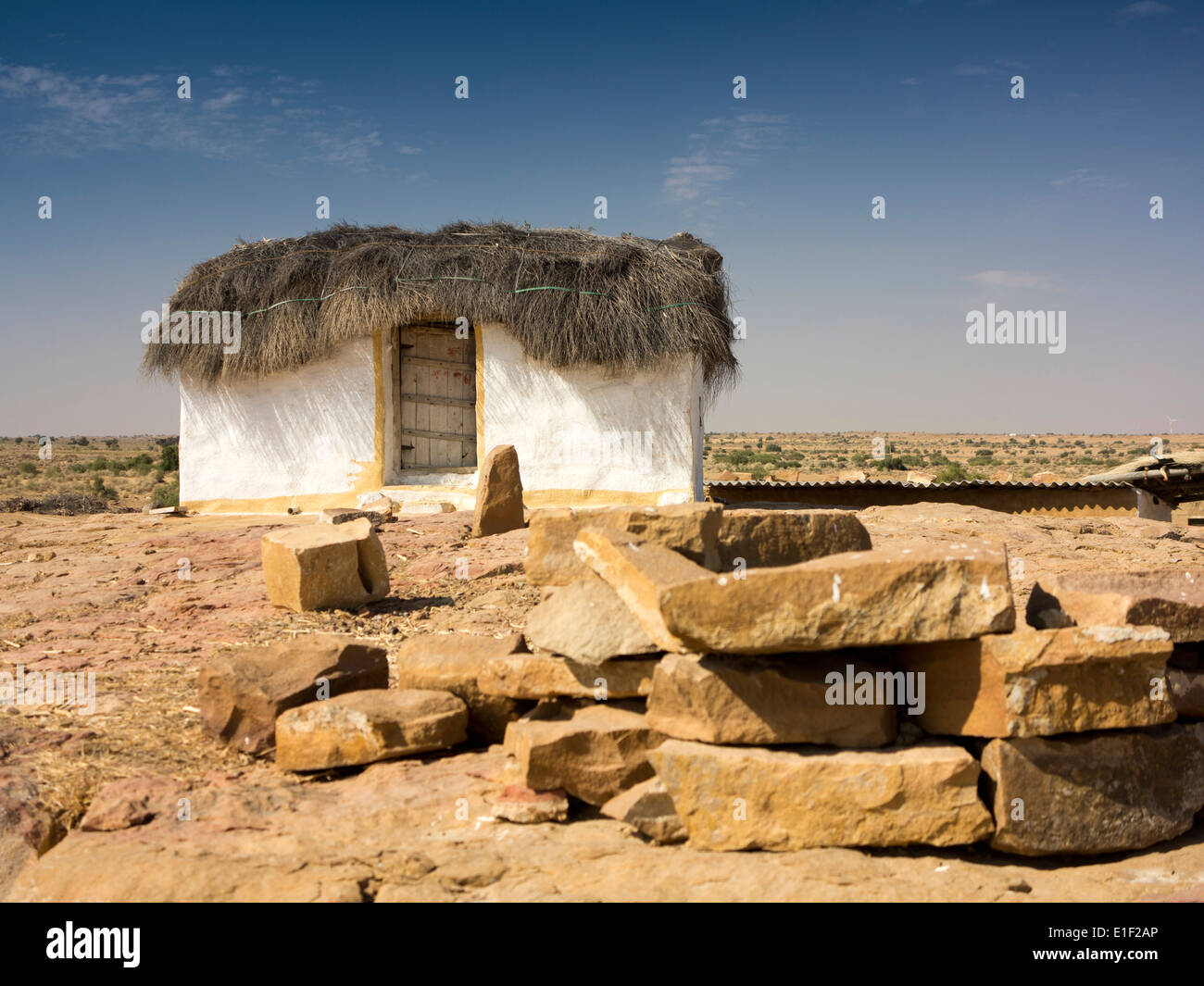 India Rajasthan, Jaisalmer, deserto di Thar farm, con tetto di paglia di Guest House con pareti dipinte esterno composto principale Foto Stock