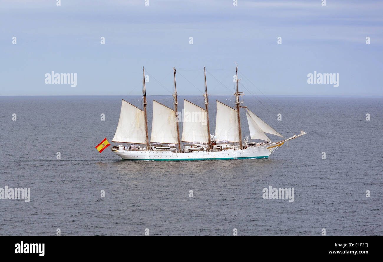 La Royal Navy spagnolo tall veliero Juan Sebastián‡n de Elcano, un quattro-masted topsail, acciaio-goletta mondati utilizzati per la formazione di vele, passato il US Navy portaerei USS Theodore Roosevelt 6 maggio 2014 nell'Oceano Atlantico. Foto Stock