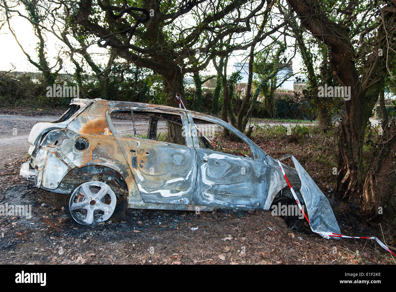 Una si è schiantato e bruciato auto Foto Stock