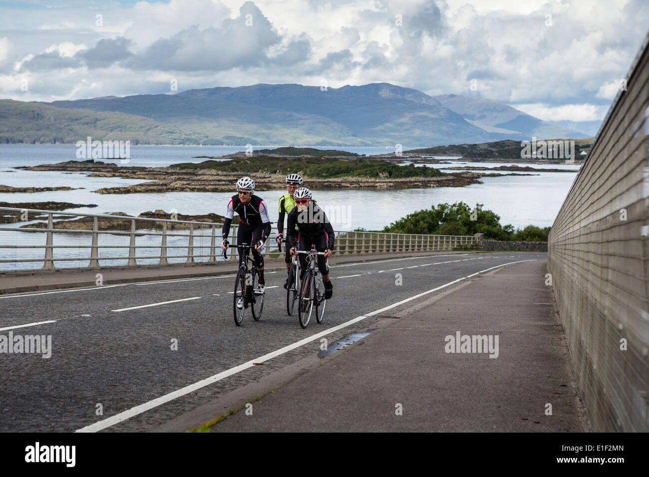 Tre i ciclisti cavalcare su per un sentiero ripido e sull'Isola di Skye Foto Stock