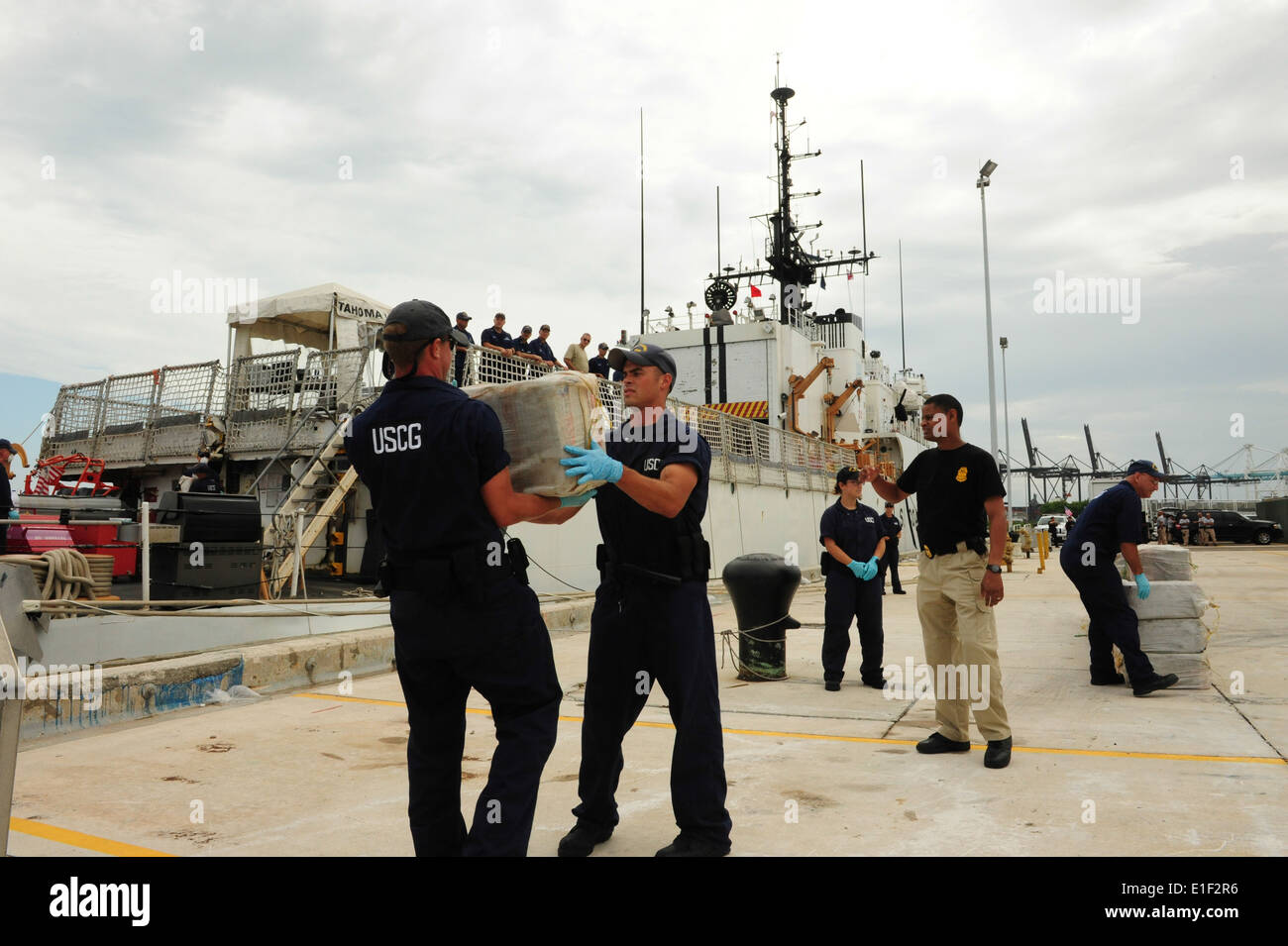 Stati Uniti Costa da guardie USCGC Tahoma (WMEC 908) lo scarico balle di cocaina a base di unità di supporto di Miami, Florida, Agosto 23, 2010. Coa Foto Stock