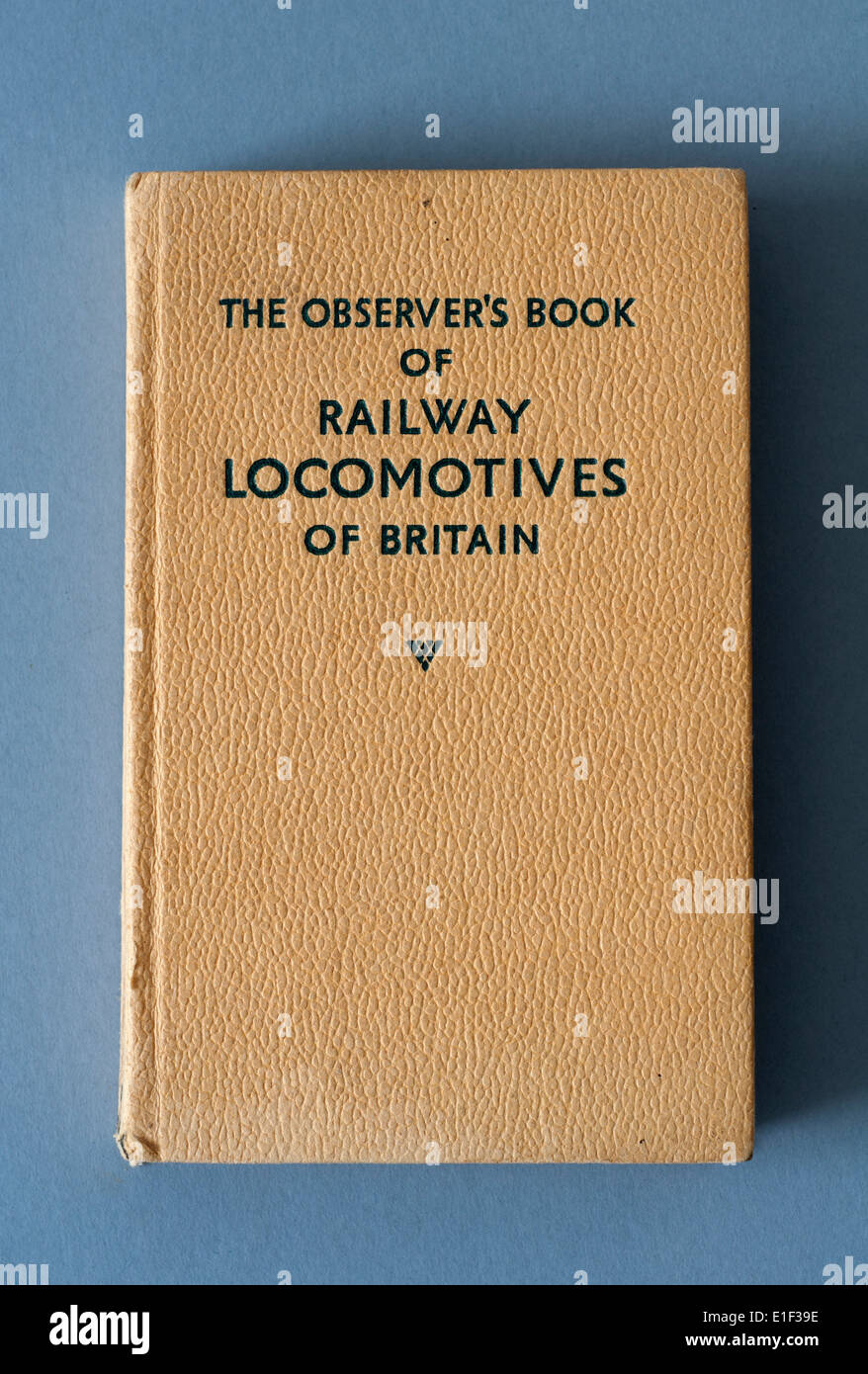 L'osservatore ha il libro di locomotive ferroviarie della Gran Bretagna Foto Stock