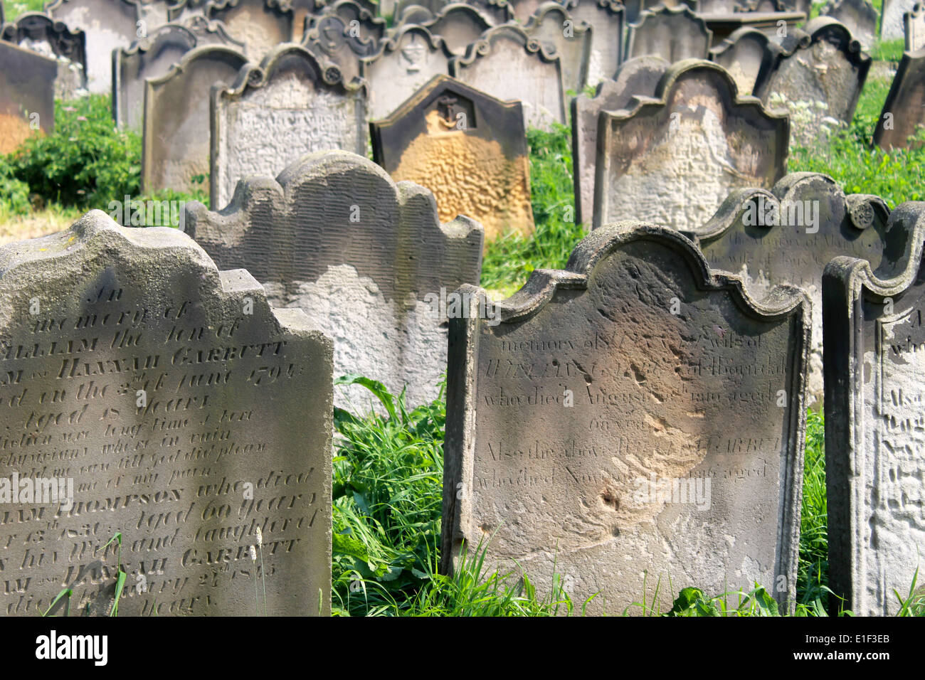 Vista panoramica delle antiche tombe dal Settecento e Ottocento in un cimitero Vittoriano, Whiby, Inghilterra. Foto Stock