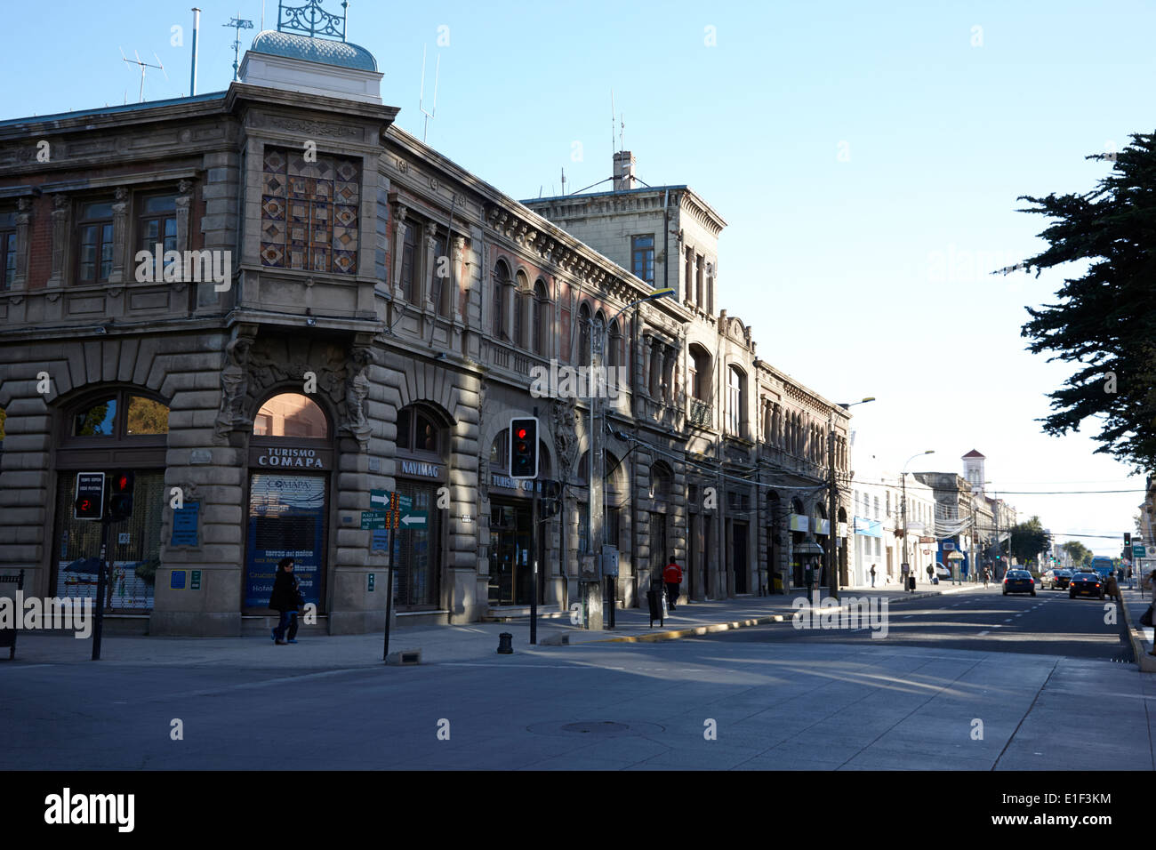 La Sociedad Menendez Behety edificio e hernando de magallanes street Punta Arenas in Cile Foto Stock