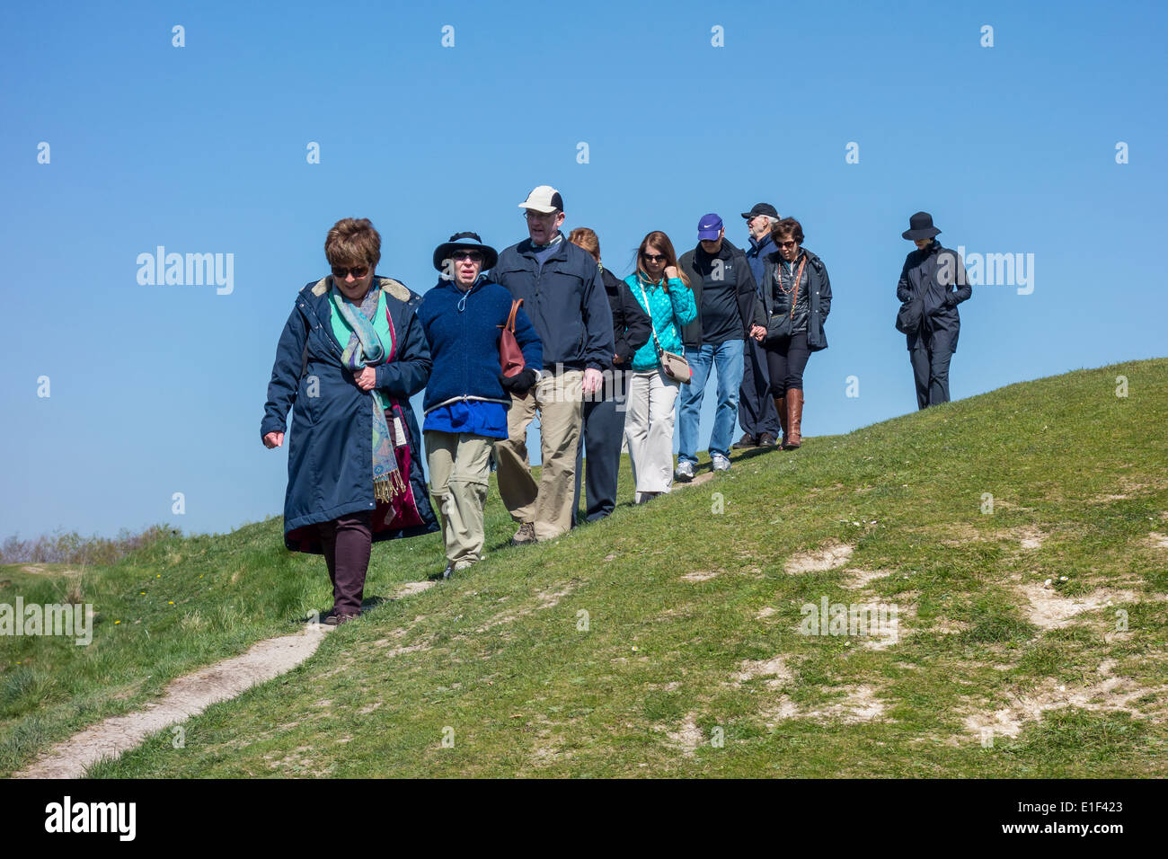 Paese gli escursionisti a piedi gli escursionisti ad Avebury Wiltshire Foto Stock