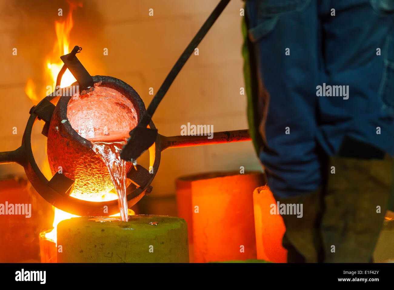 Colata di alluminio fuso per fare una scultura. Foto Stock Colata di alluminio fuso per fare una scultura. Foto Stock