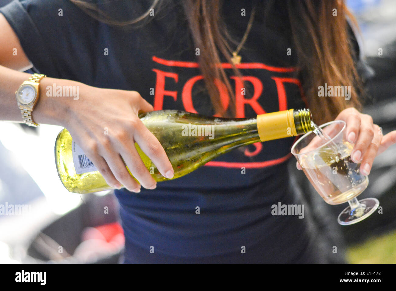 Una ragazza tenendo il vino bianco in vetro Foto Stock