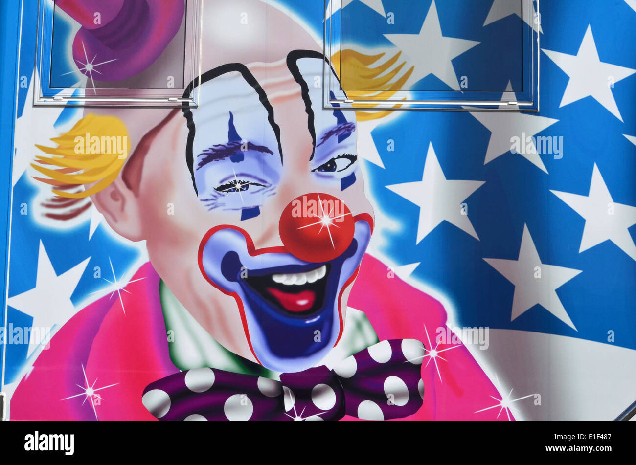 Scary clown sul lato del circo mobile ticket office Foto Stock