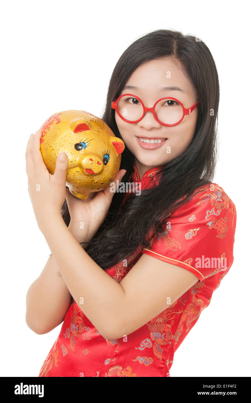 Bella donna cinese che indossa un abito tradizionale noto come un Chipao tenendo un salvadanaio Foto Stock