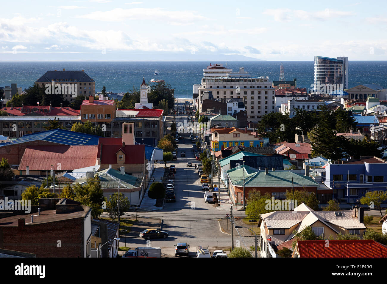 Guardando verso il basso sulla città da la cruz viewpoint a Punta Arenas in Cile Foto Stock