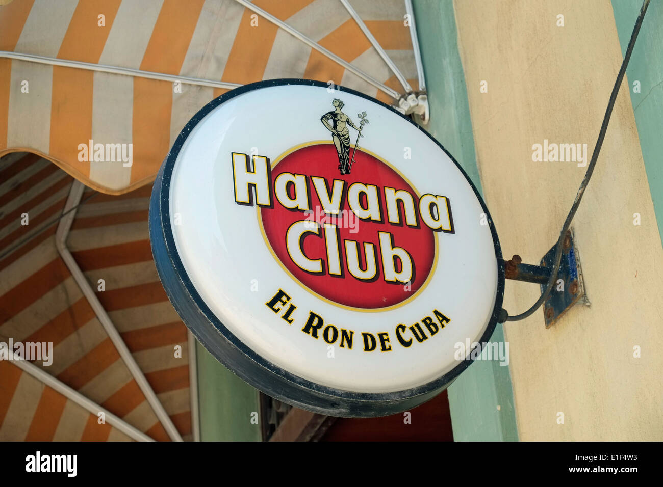 Un segno per il rum Havana Club al di fuori di un bar nella Vecchia Havana, Cuba. Foto Stock