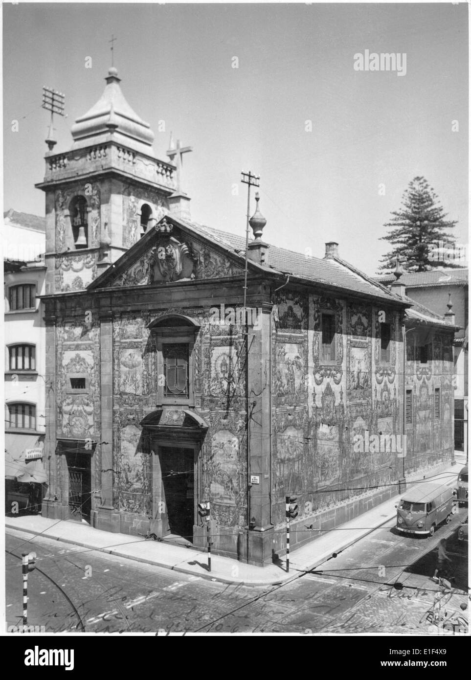 Capela das Almas, situata a Porto, Portogallo, è una cappella storica conosciuta per le sue impressionanti opere d'arte in piastrelle portoghesi (azulejos) che ricoprono l'esterno. È un importante punto di riferimento religioso e culturale a Porto, che rappresenta la devozione religiosa e la bellezza architettonica della regione. Foto Stock