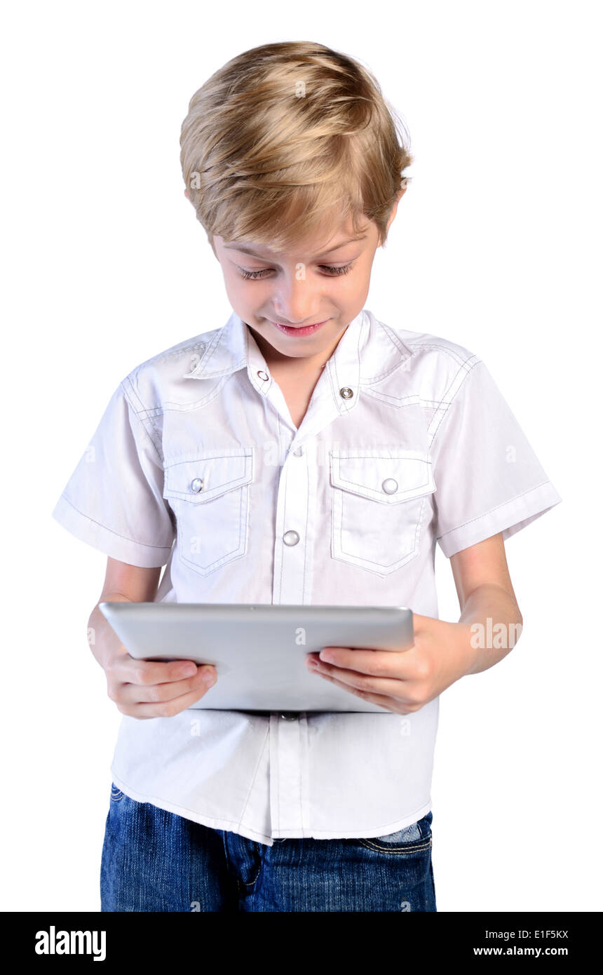 Attività ragazzo allegro bambino infanzia comunicazione calcolatore complicità concentrando il collegamento display dispositivo all educazione Foto Stock