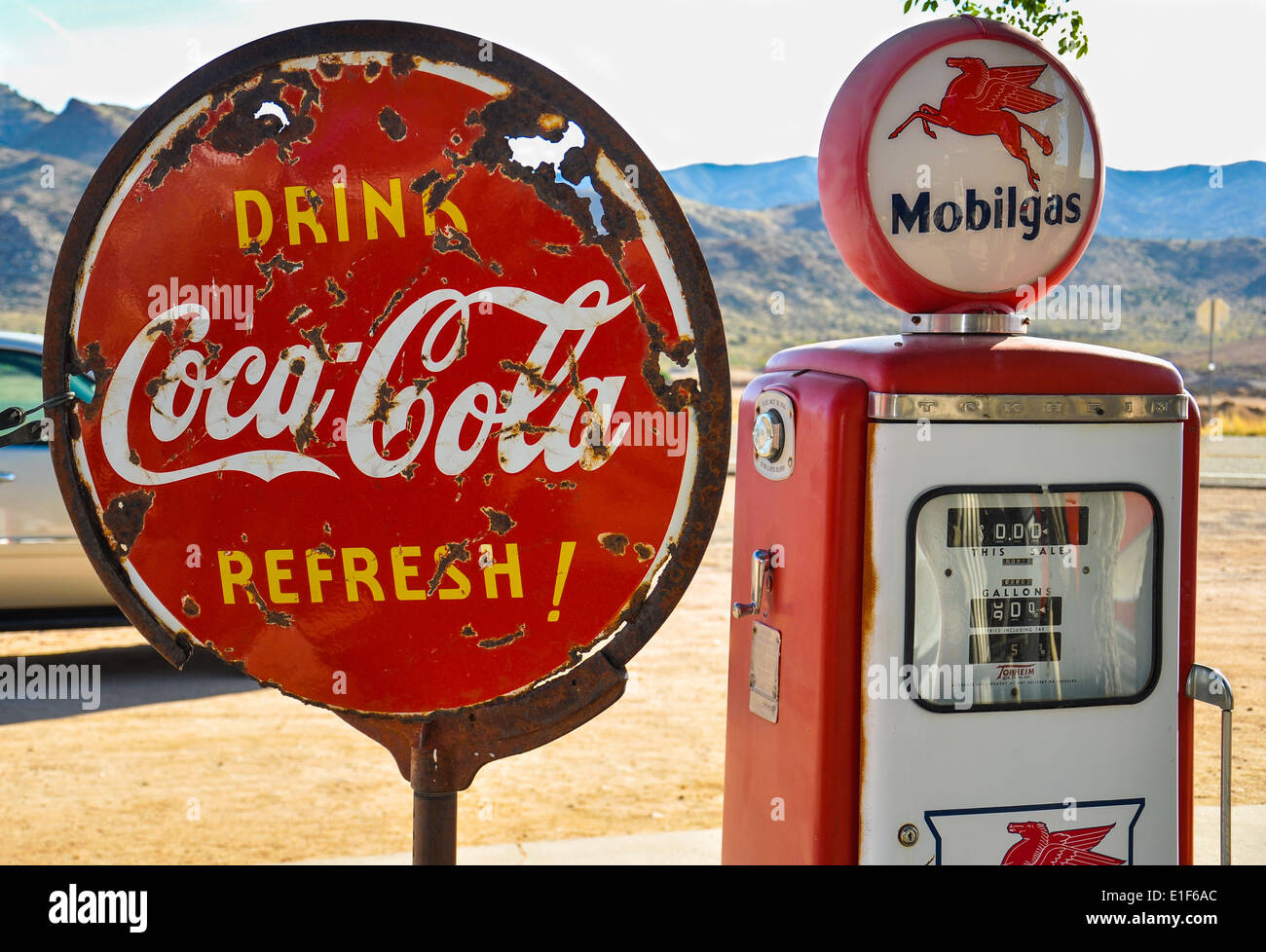 Retro della pompa a gas e un arrugginito coca-cola segno sulla storica Route 66 in Arizona Foto Stock