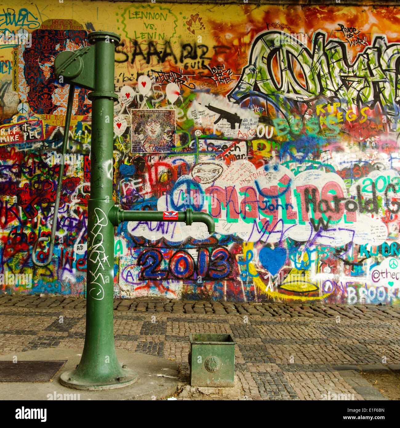 Pozzo di acqua e un muro di graffiti nella vecchia Praga Foto Stock