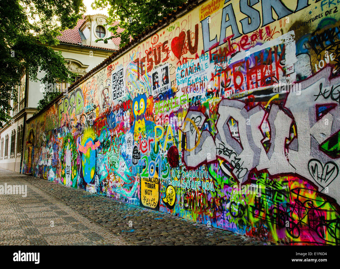 Muro di graffiti accanto a un edificio storico nella Vecchia Praga Foto Stock