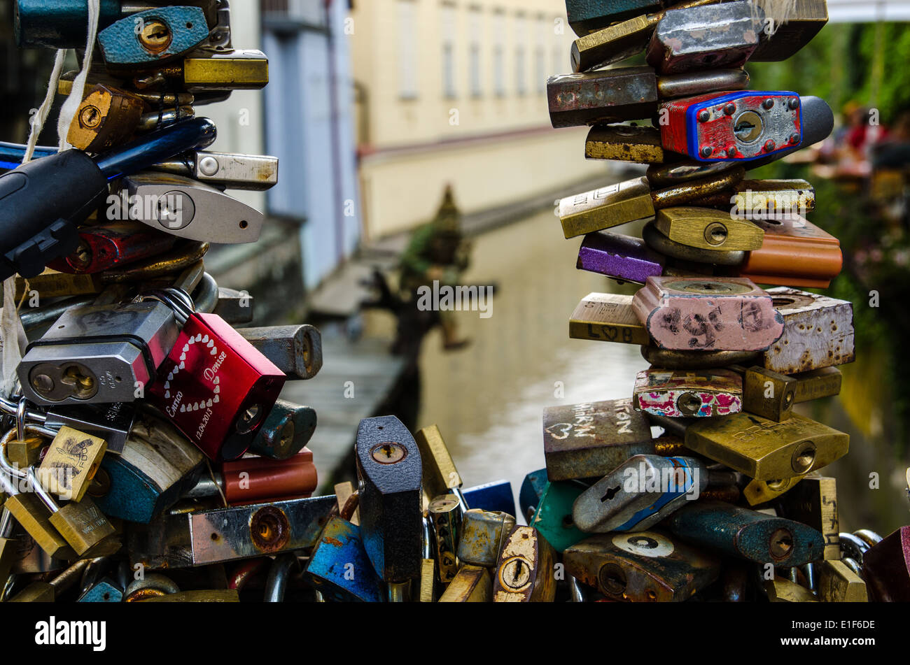 Amore serrature bloccate su un recinto di ponte a Praga in rappresentanza di sicuro di amicizia e romanticismo Foto Stock