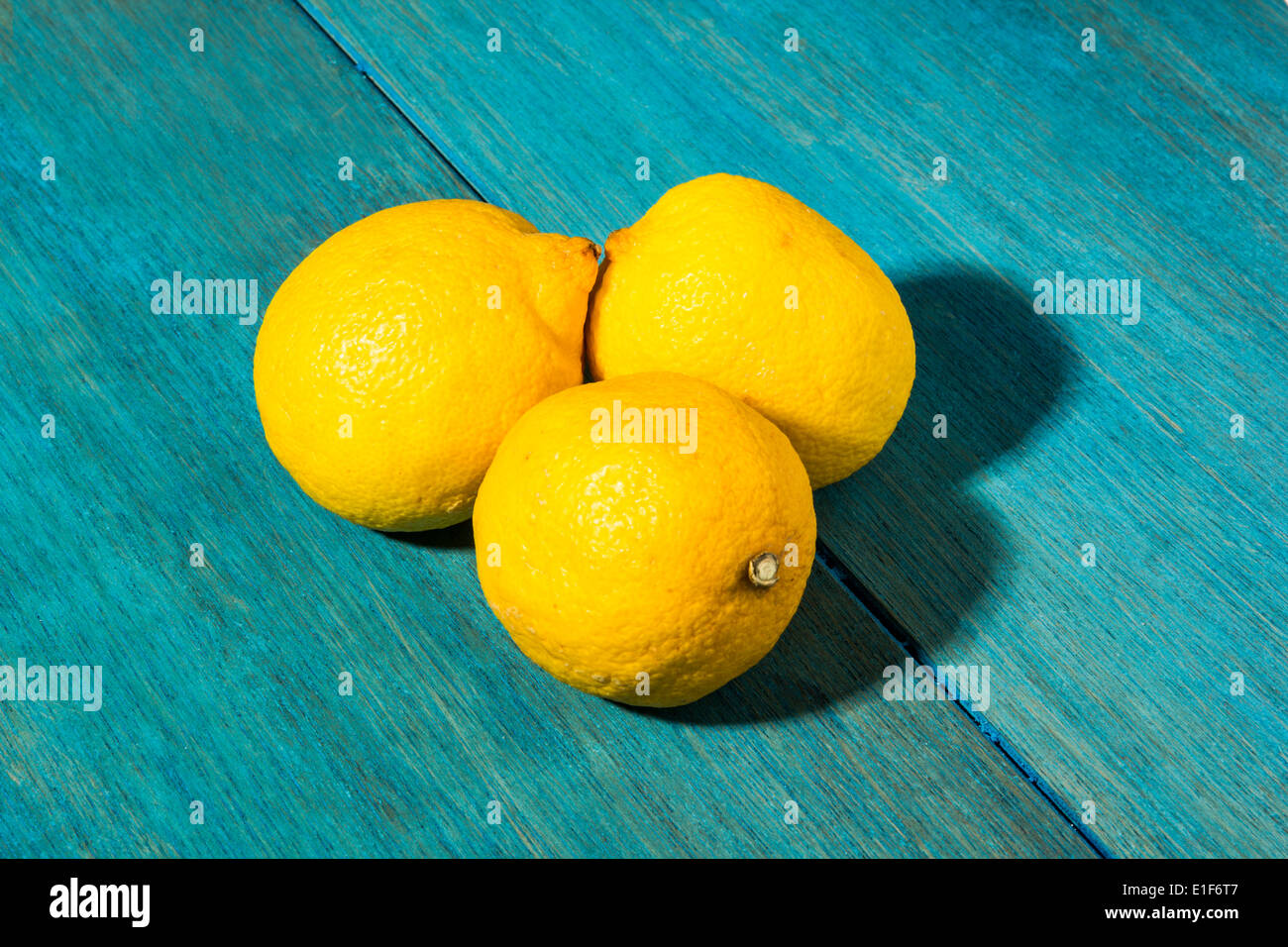 Tre limoni oltre un backgorund blu Foto Stock