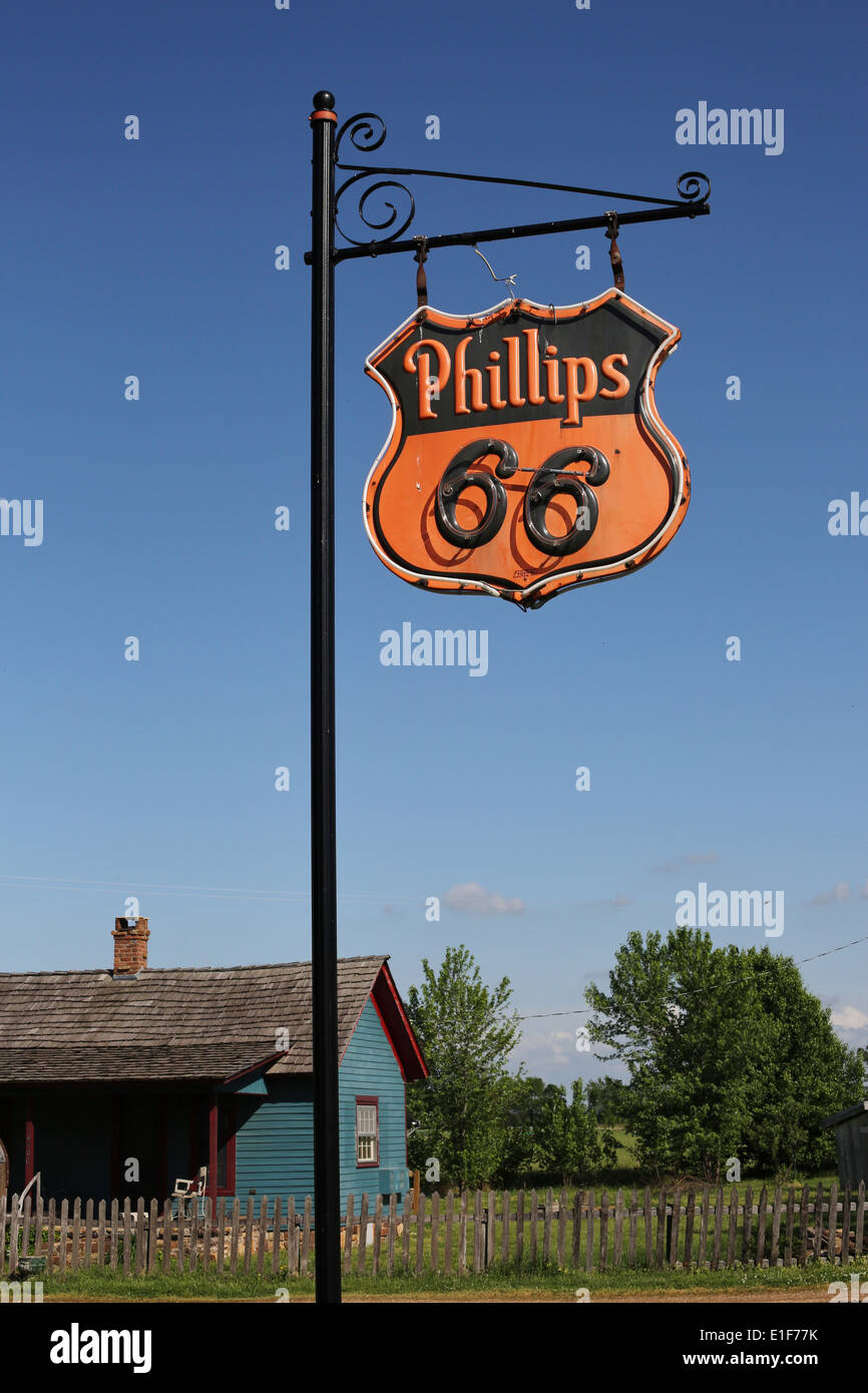 Un vecchio Phillips 66 segno sul display in Quercia Rossa II a Cartagine, Missouri. Foto Stock