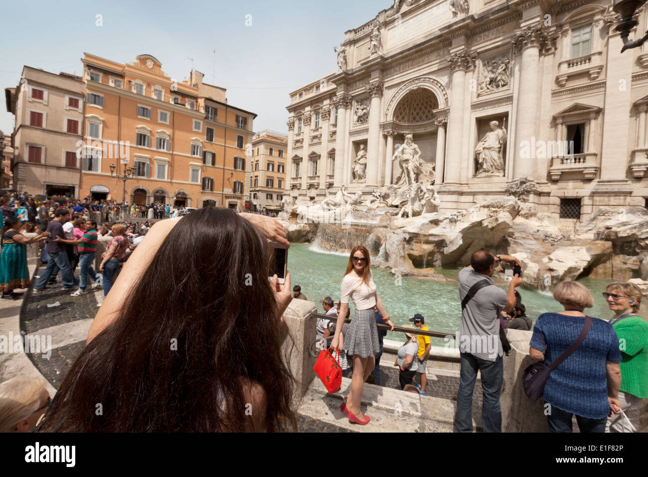 La gente di scattare le foto alla fontana di Trevi, Roma Italia Europa Foto Stock