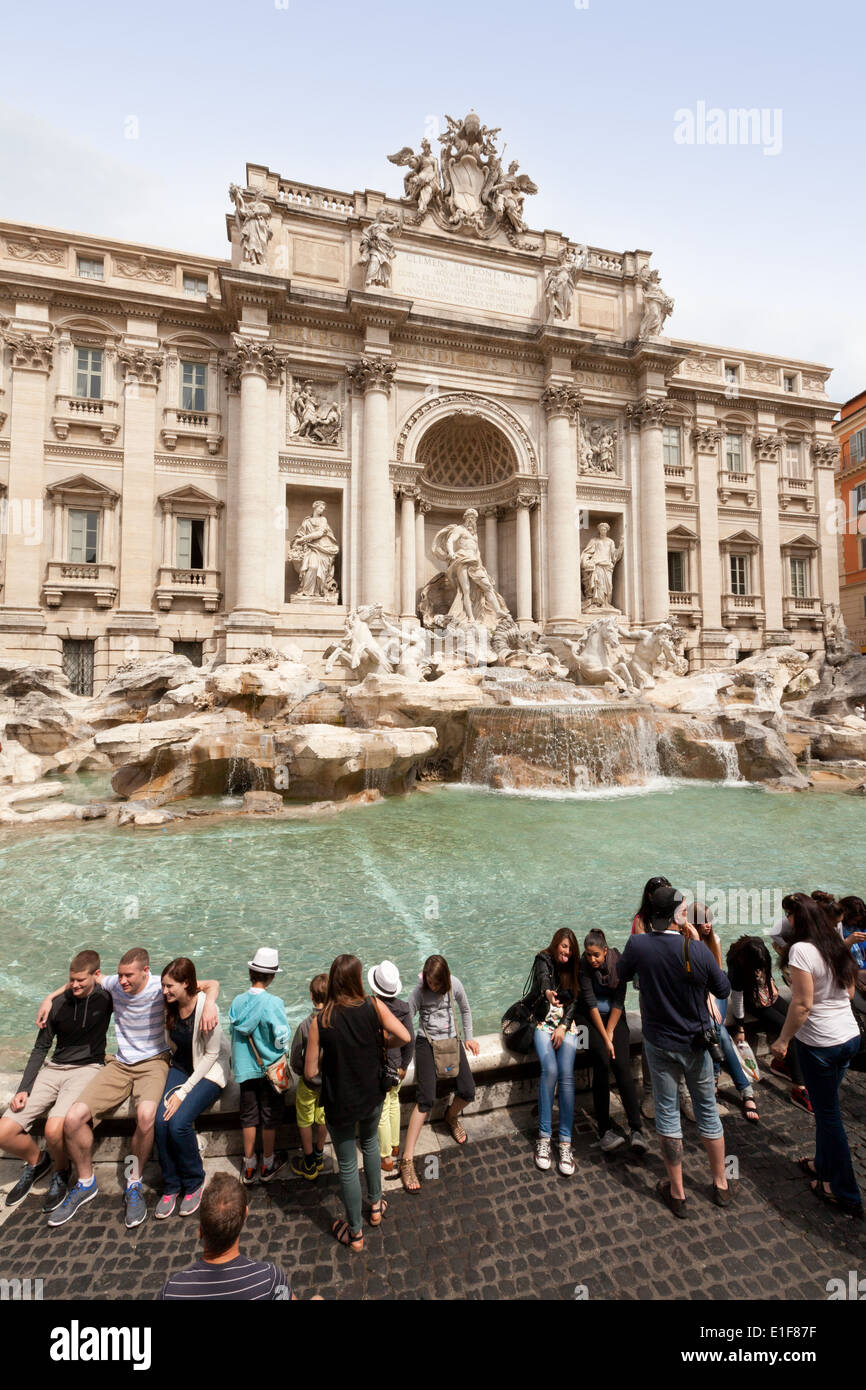 La gente alla Fontana di Trevi in ore diurne, Roma Italia Europa Foto Stock