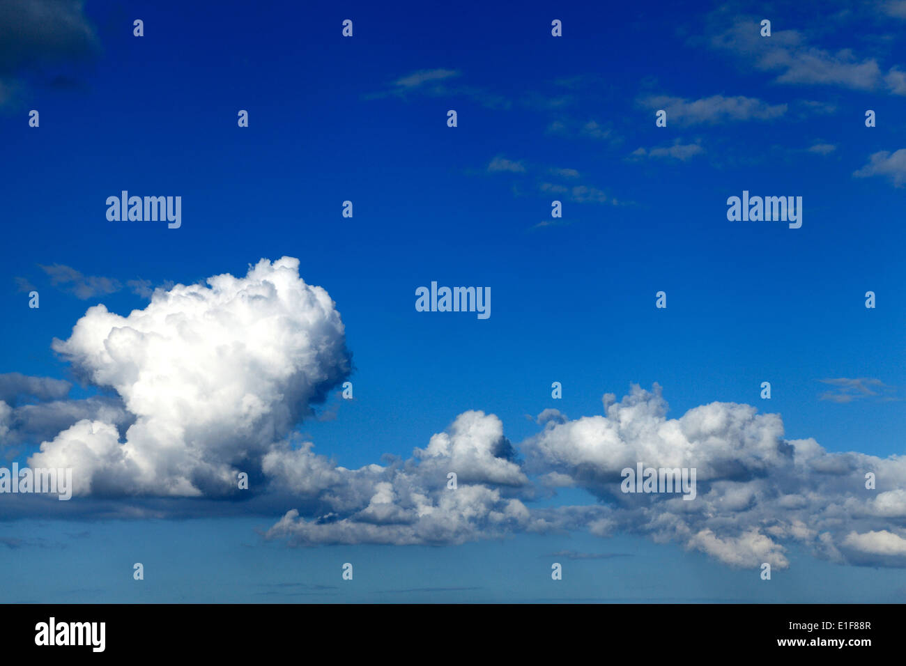 Il Cumulus bianco delle nuvole, cielo blu cielo cloud UK Foto Stock