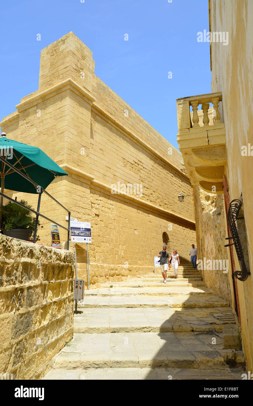 Strada stretta nella Cittadella, la città di Victoria, Gozo (Għawdex), Gozo e Comino distretto, Gozo Regione, Repubblica di Malta Foto Stock