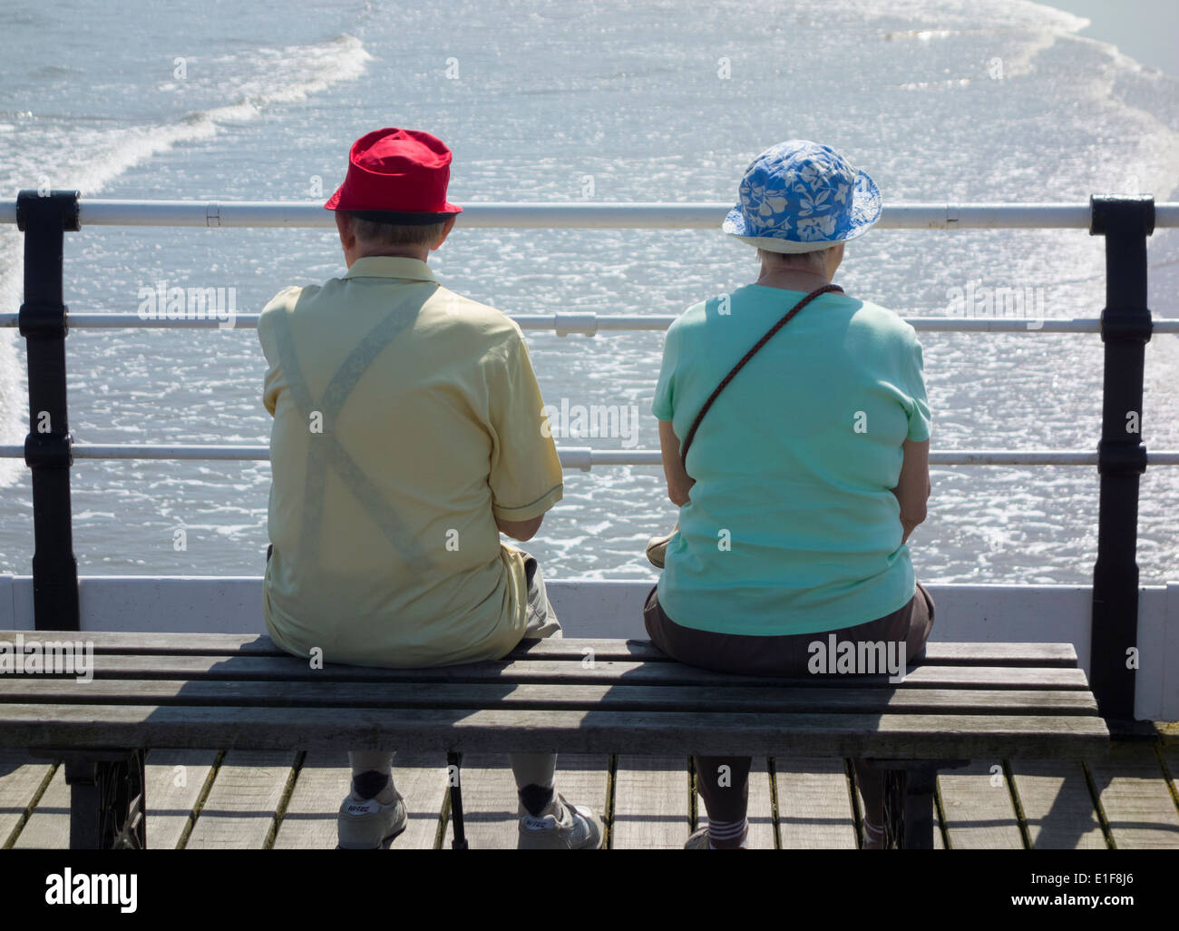 Coppia di anziani che guarda al mare dalla sede di Saltburn Pier. Saltburn dal mare, North Yorkshire, Inghilterra. Regno Unito Foto Stock