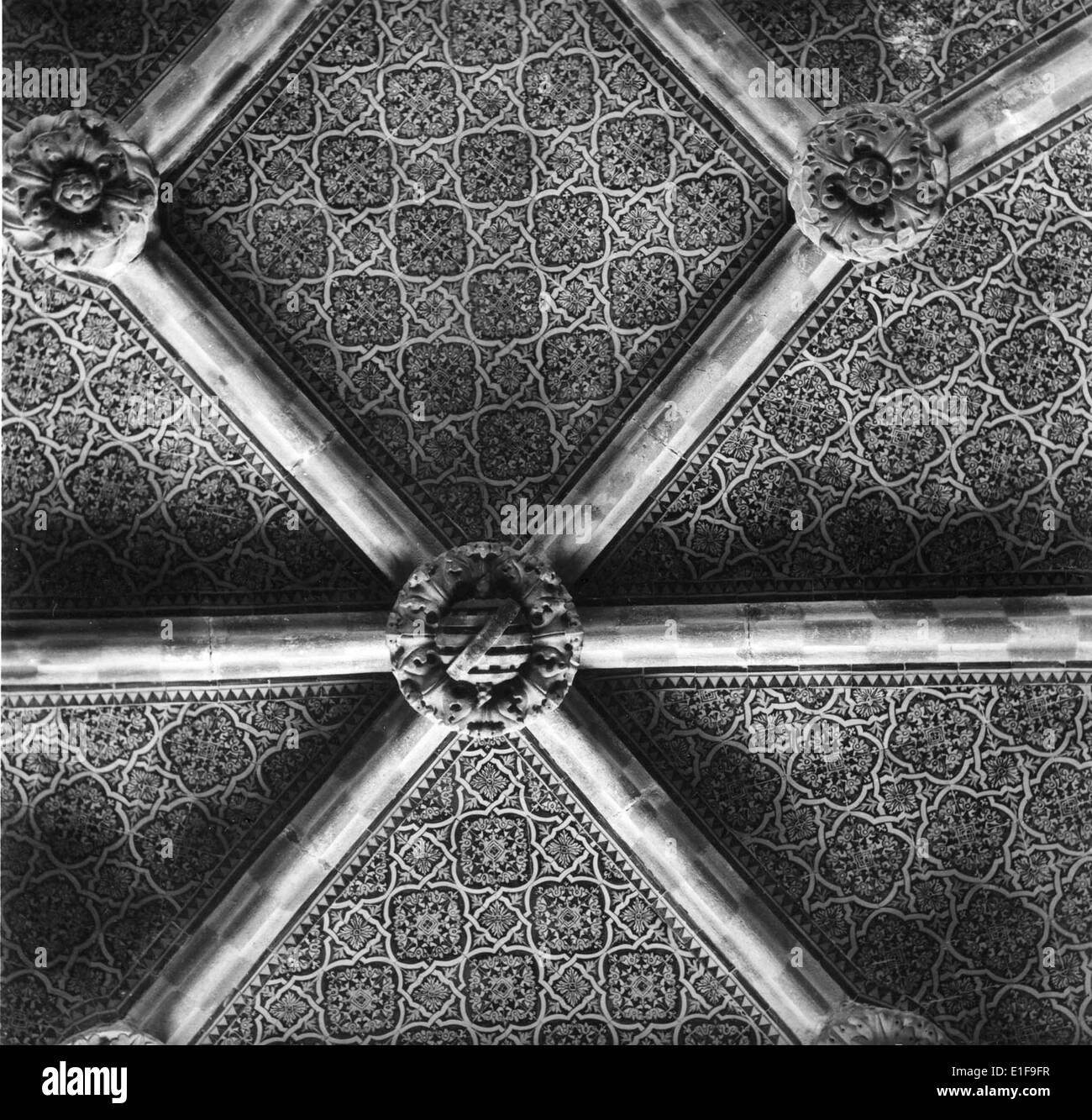 L'Palácio Nacional da pena a Sintra, in Portogallo, è un palazzo del XIX secolo noto per il suo stile romanticista e i colori vivaci. È un sito patrimonio dell'umanità dell'UNESCO e uno dei monumenti più rappresentativi del Portogallo. Foto Stock