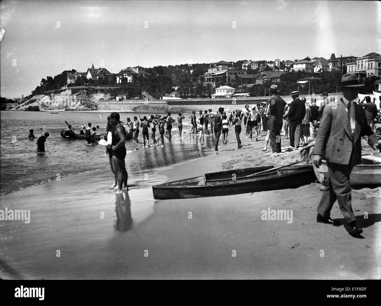 Praia do Monte Estoril in Portogallo - una spiaggia panoramica situata nella regione di Estoril. Conosciuta per le sue pittoresche vedute e popolare come destinazione turistica, attrae i visitatori con la sua bellezza costiera e l'ambiente rilassante. Foto Stock