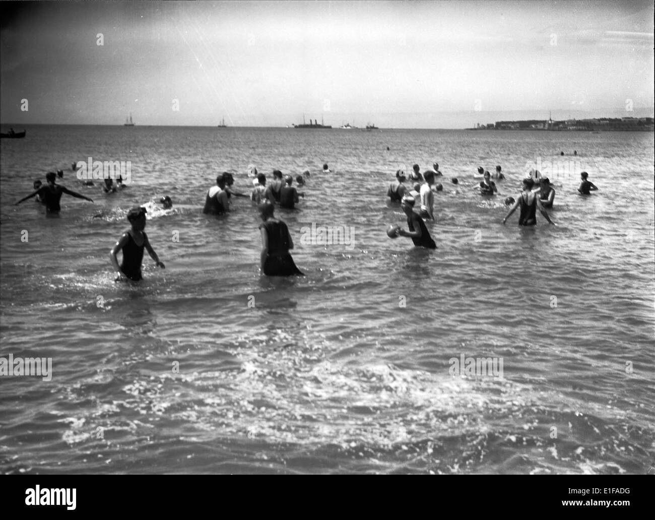 Praia do Monte Estoril, situata a Estoril, in Portogallo, è una famosa spiaggia conosciuta per la sua bellezza panoramica e le opportunità ricreative lungo la costa. Foto Stock