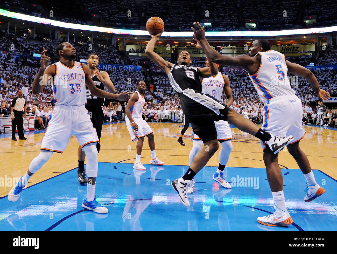 31 maggio 2014 - Oklahoma City, Oklahoma, Stati Uniti d'America - San Antonio Spurs' Kawhi Leonard germogli tra Oklahoma City Thunder di Kevin Durant (sinistra) e Kendrick Perkins durante la prima metà azione nel gioco 6 del Western Conference finals Sabato 31 Maggio, 2014 a Chesapeake Energy Arena in Oklahoma City, OK. (Credito Immagine: © San Antonio Express-News/ZUMAPRESS.com) Foto Stock