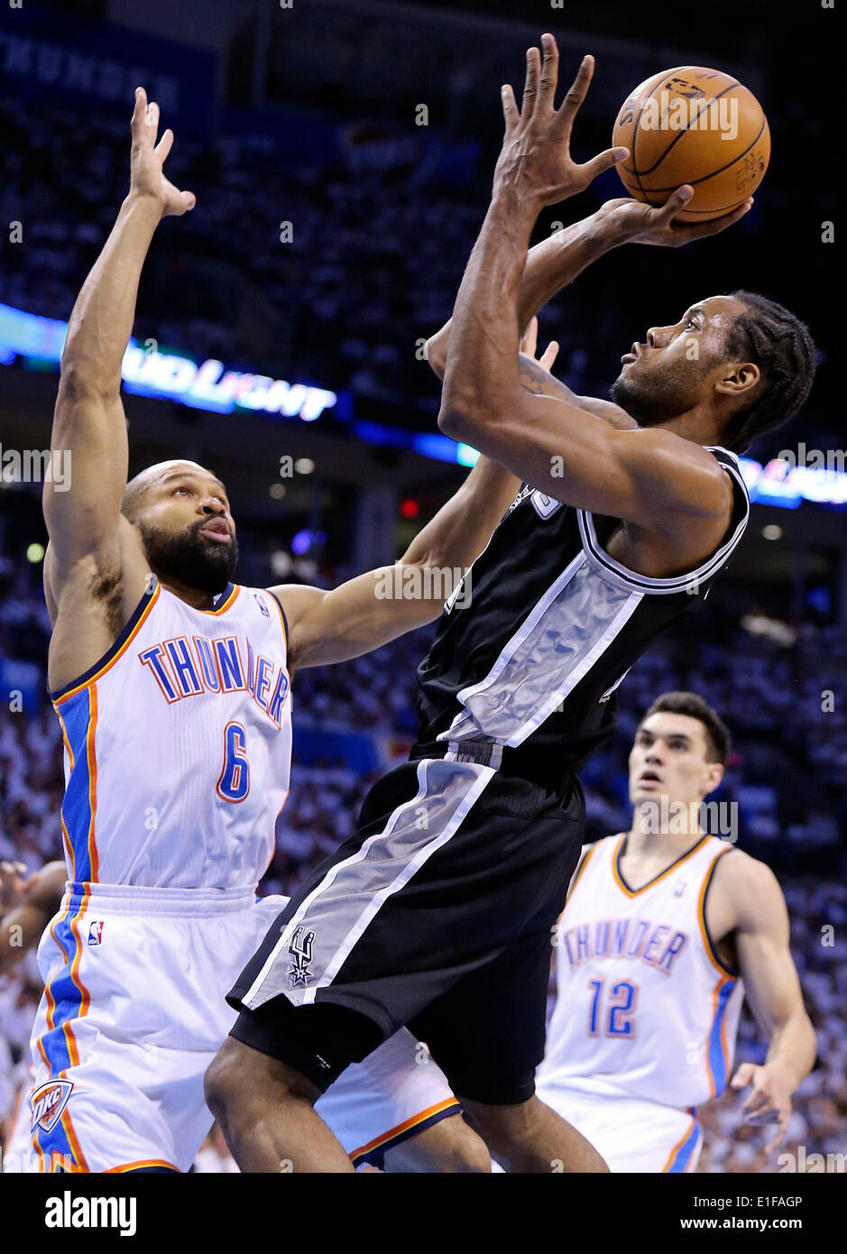 31 maggio 2014 - Oklahoma City, Oklahoma, Stati Uniti d'America - San Antonio Spurs' Kawhi Leonard spara su Oklahoma City Thunder Derek Fisher durante la prima metà azione nel gioco 6 del Western Conference finals Sabato 31 Maggio, 2014 a Chesapeake Energy Arena in Oklahoma City, OK. (Credito Immagine: © San Antonio Express-News/ZUMAPRESS.com) Foto Stock