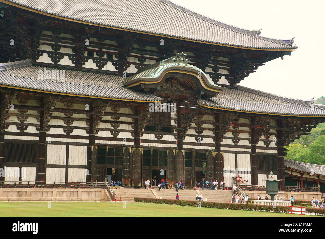 Tempio di Todai-ji di Nara il Giappone che ospita la più grande statua in bronzo di Buddha Vairocana Daibutsu 大仏 Foto Stock