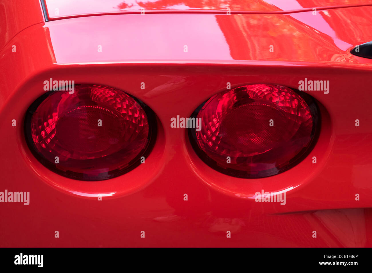 Dettaglio con luci posteriori su una Corvette rossa Foto Stock