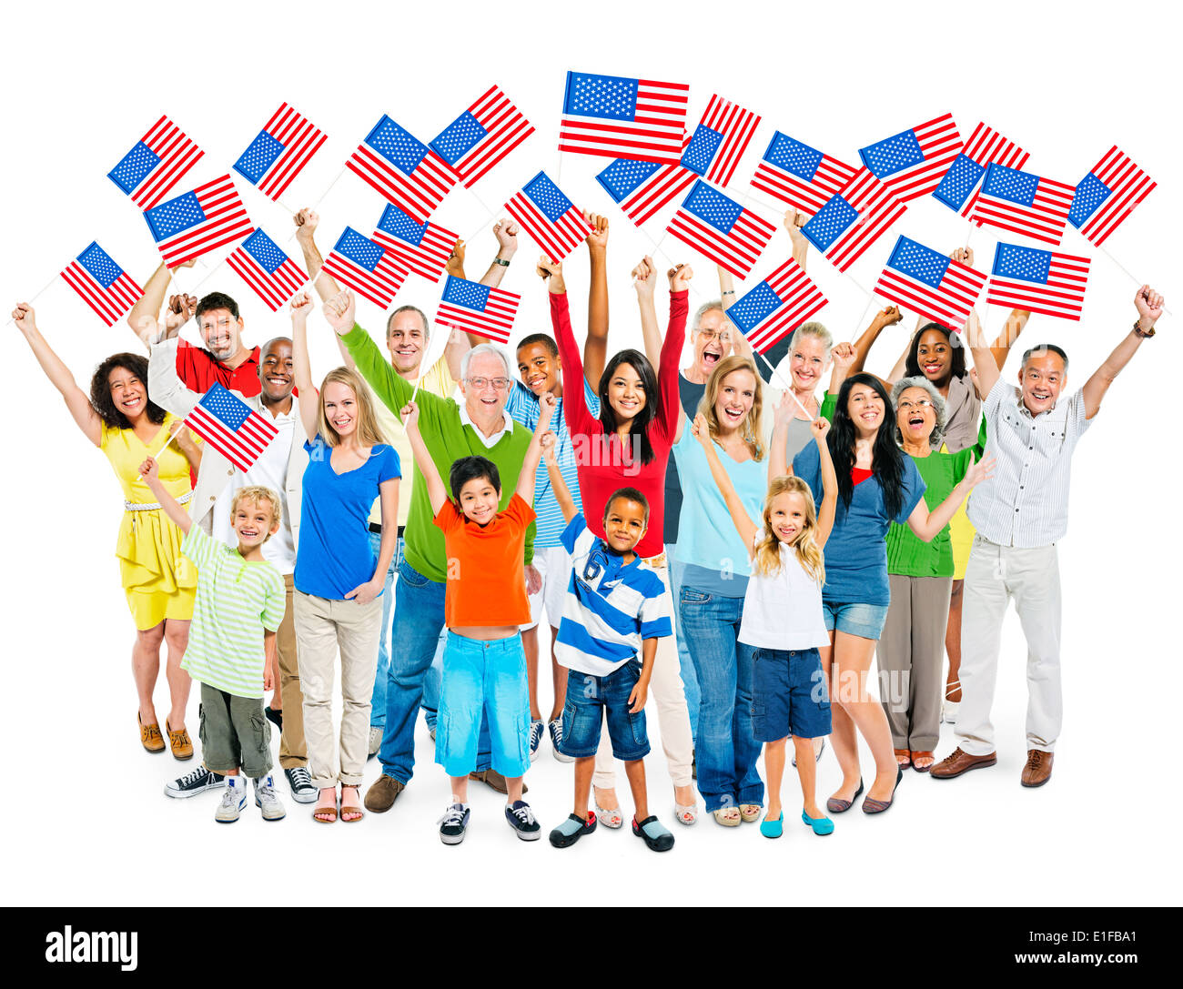 Allegro Multi-Ethnic gruppo di persone in piedi con le braccia alzate tenendo bandiera americana. Foto Stock