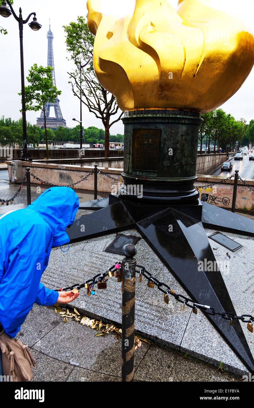 Fiamma Liberty di commemorazione della resistenza francese non ufficiale anche memoriale per la Principessa Diana Place de l Alma Parigi Francia Foto Stock