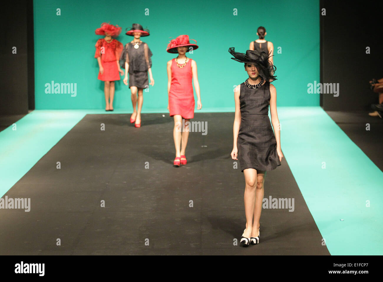Un modello presenta una creazione di abbigliamento ESAC durante il filippino della settimana della moda presso il SMX Convention Center Pasay City, a Manila il 31 maggio 2014. 50 designer filippino ha presentato le loro ultime collezioni che vanno dal casual al formale sera ensemble. 31 Maggio, 2014. © Mark Cristino/NurPhoto/ZUMAPRESS.com/Alamy Live News Foto Stock
