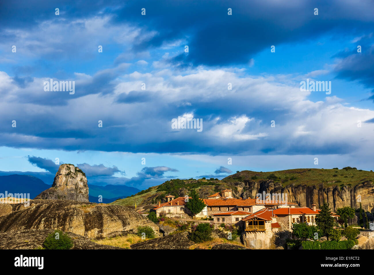 Santa Trinità Monastero nelle rocce di Meteora, significato 'sospeso nell' aria in Trikala, Grecia Foto Stock